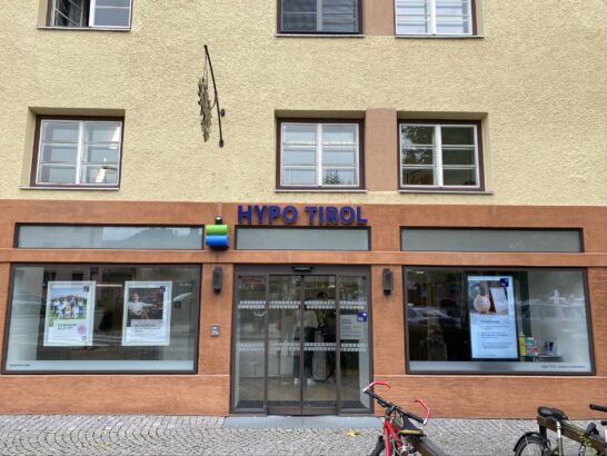 Das Gebäude der Hypo Tirol Bank in Hall in Tirol.