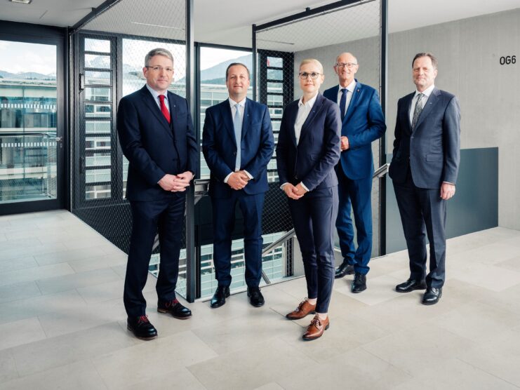 v.l.n.r.: Mag. Alexander Weiß, DI(FH) Andreas Stadler, M.B.A., M.A., Mag. Susanne Endl, Landeshauptmann Anton Mattle, Mag. Wilfried Stauder