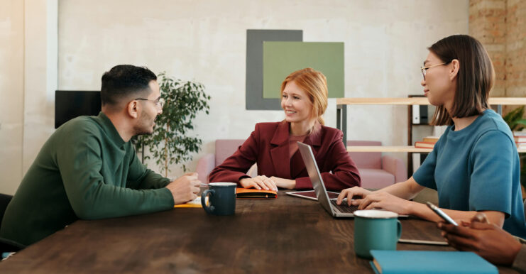 Ein Bewerbungsgespräch mit einem jungen Mann zu einer offenen Stelle bei der Bank.