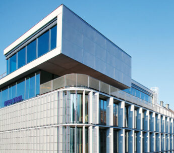Architektonisch markantes Gebäude der Hypo Tirol Bank mit moderner Glasfassade und klaren Linien unter blauem Himmel