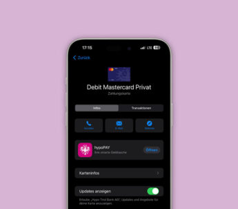 Ein Apple Smartphone, auf dem die hypoPAY-App sowie die Hypo Tirol Debitkarte zu sehen ist, die es für Apple Pay benötigt.