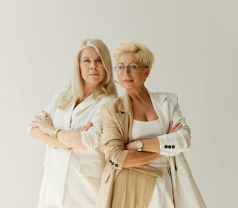 2 Frauen mit verschränkten Armen. Chancengleichheit, Diversität & Inklusion muss gefördert werden.