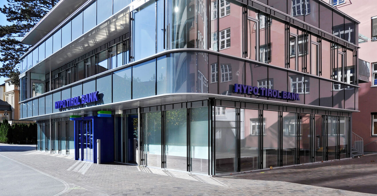 Das Gebäude aus Glas der Hypo Tirol Bank bei der Uniklinik