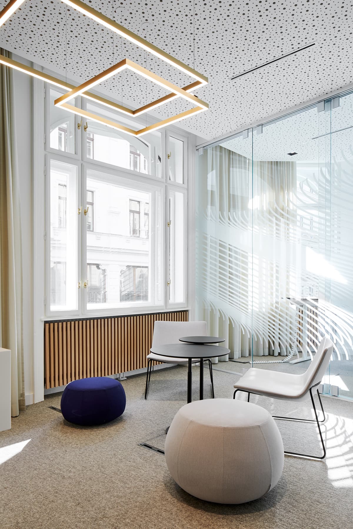 Heller, luftiger Besprechungsraum in der Hypo Tirol Bank in Wien.