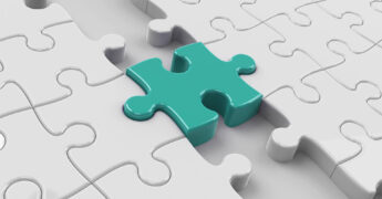 Ineinandergreifende Puzzleteile in Türkis und Weiß – symbolisch für die Kombination aus Festgeld und Fonds als smarte Kapitalanlage mit fixen Zinsen und Renditechancen in Tirol.