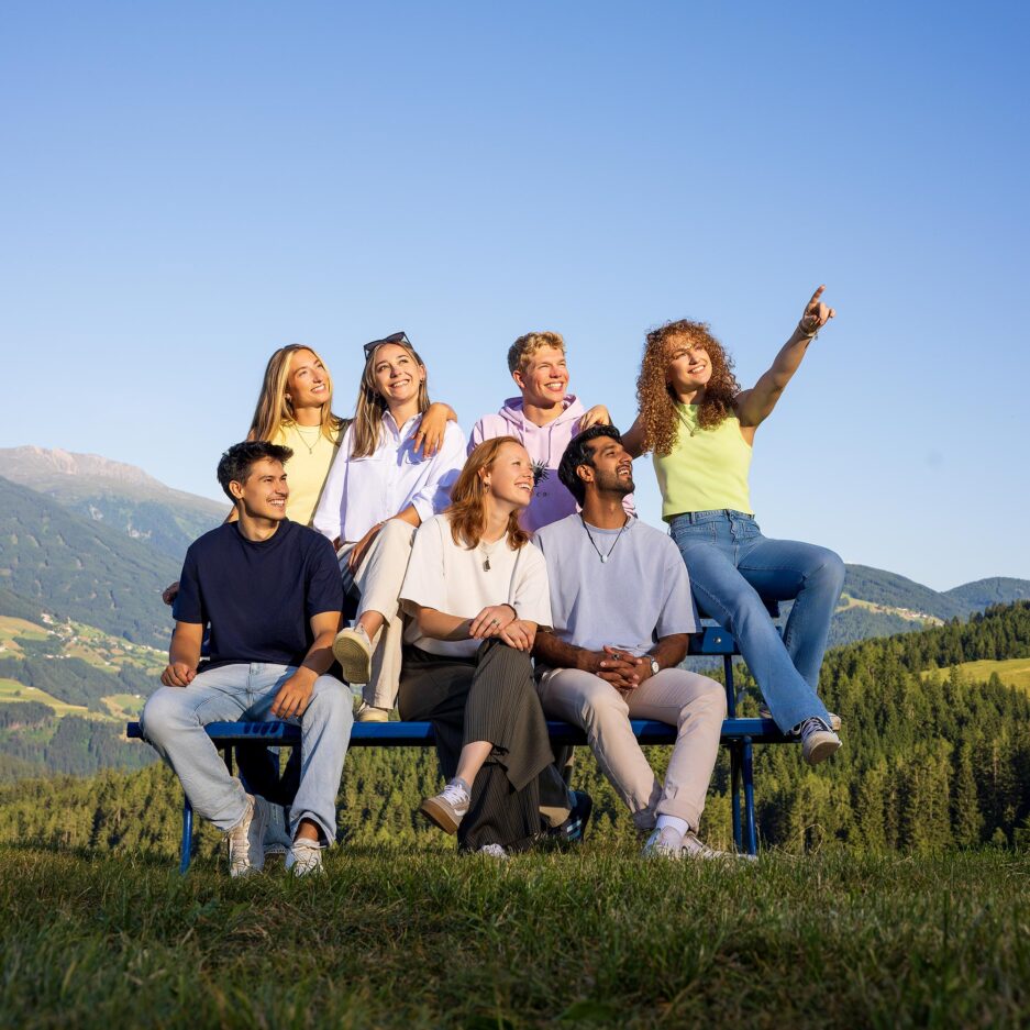 Junge Menschen auf einer Bank in der Natur.