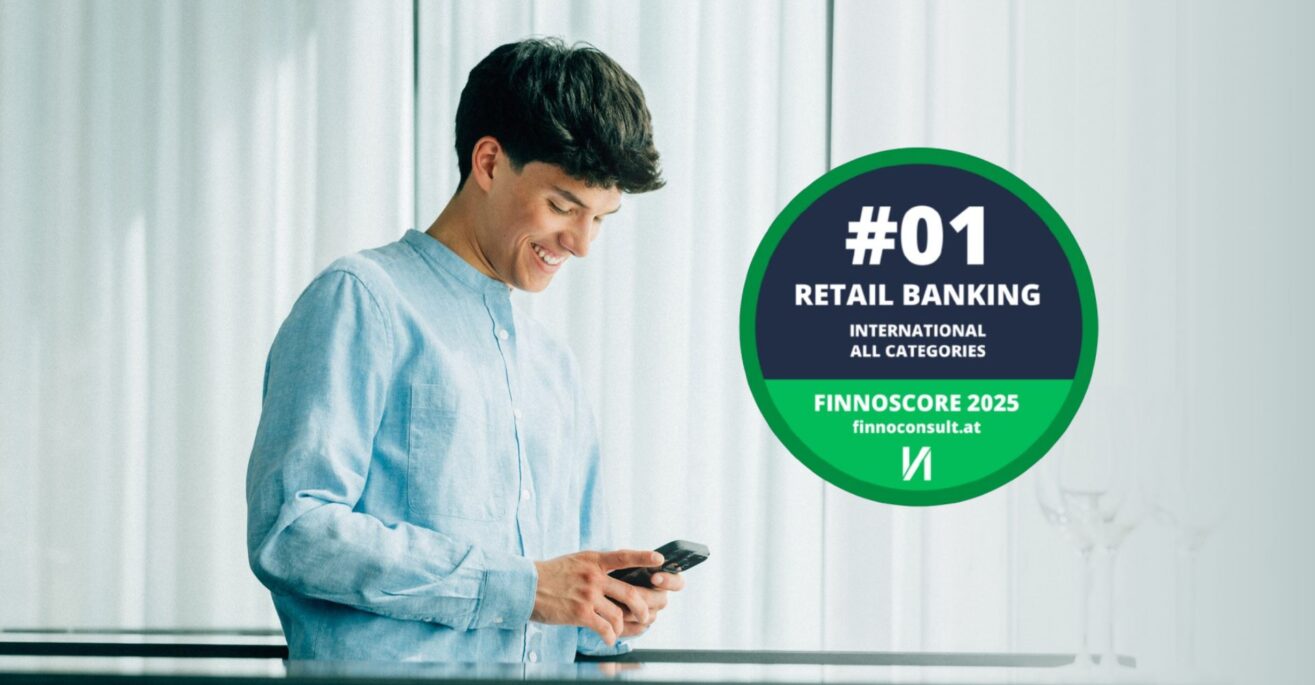 Junger Mann mit hellblauem Hemd mit Handy in der Hand. Rechts Logo der Auszeichnung Finnoscore 2025 für Platz 1 in der Digitalisierung in den Farben dunkelblau und grün.