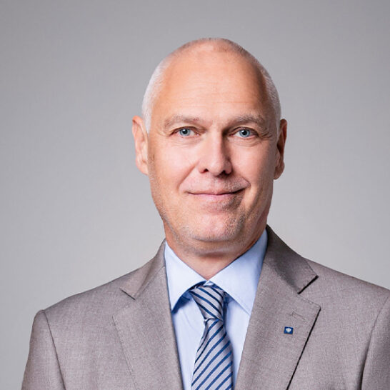 Portrait von Mag. Anton Wibmer , Vorstand Risikomanagement & Finanzen in der Hypo Tirol Bank, Standort Vorstand