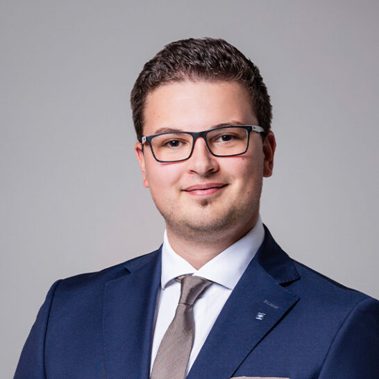 Portrait von  Dominik Kasser , Experte WohnRaum in der Hypo Tirol Bank, Standort WohnRaum