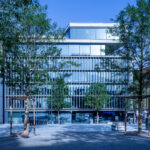 Außenansicht der Hypo Tirol Zentrale am Bozner Platz in Innsbruck mit moderner Glasfassade.