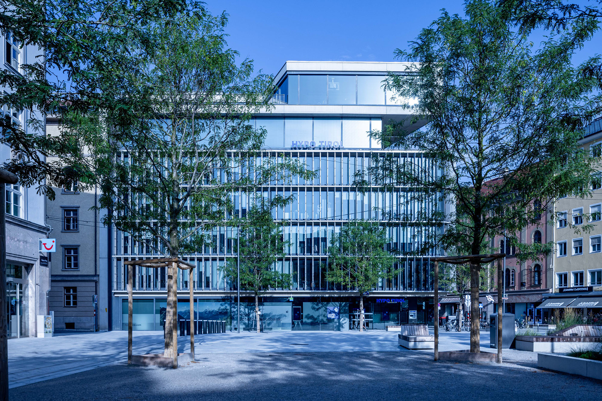 Außenansicht der Hypo Tirol Zentrale am Bozner Platz in Innsbruck mit moderner Glasfassade.