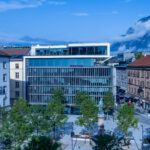 Hypo Tirol Zentrale vor Tiroler Bergkulisse mit Sicht auf den Bozner Platz in Innsbruck.