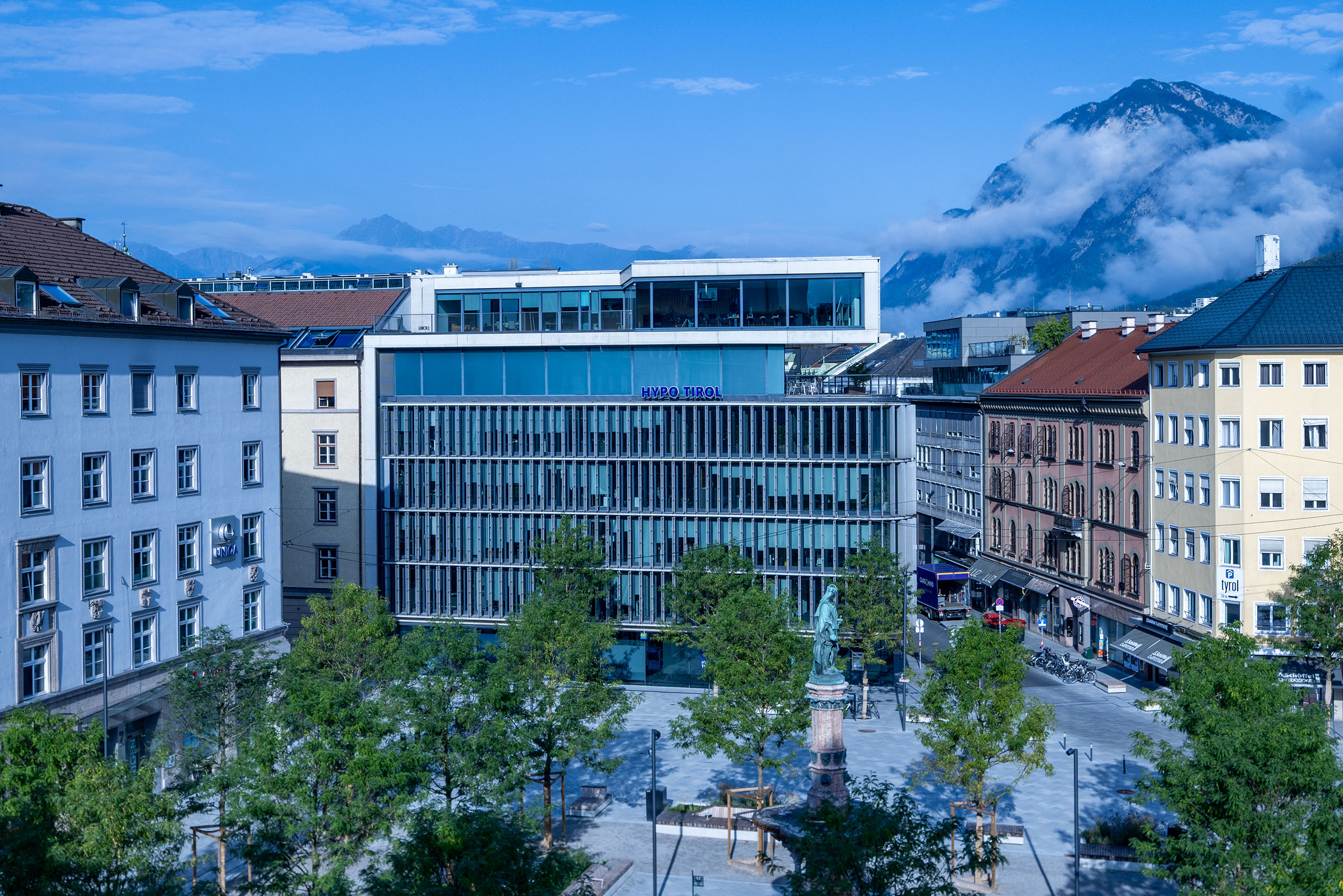 Hypo Tirol Zentrale vor Tiroler Bergkulisse mit Sicht auf den Bozner Platz in Innsbruck.