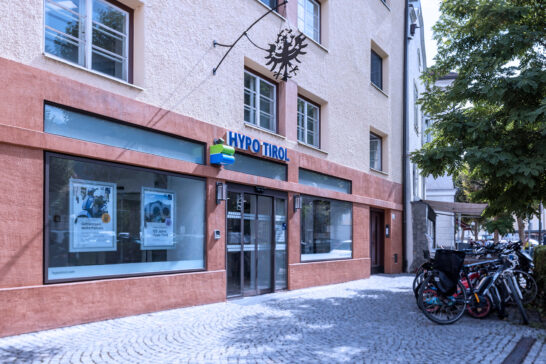 Außenansicht der Hypo Tirol Geschäftsstelle Hall in Tirol mit historischer Gebäudearchitektur und Geschäftsportal.