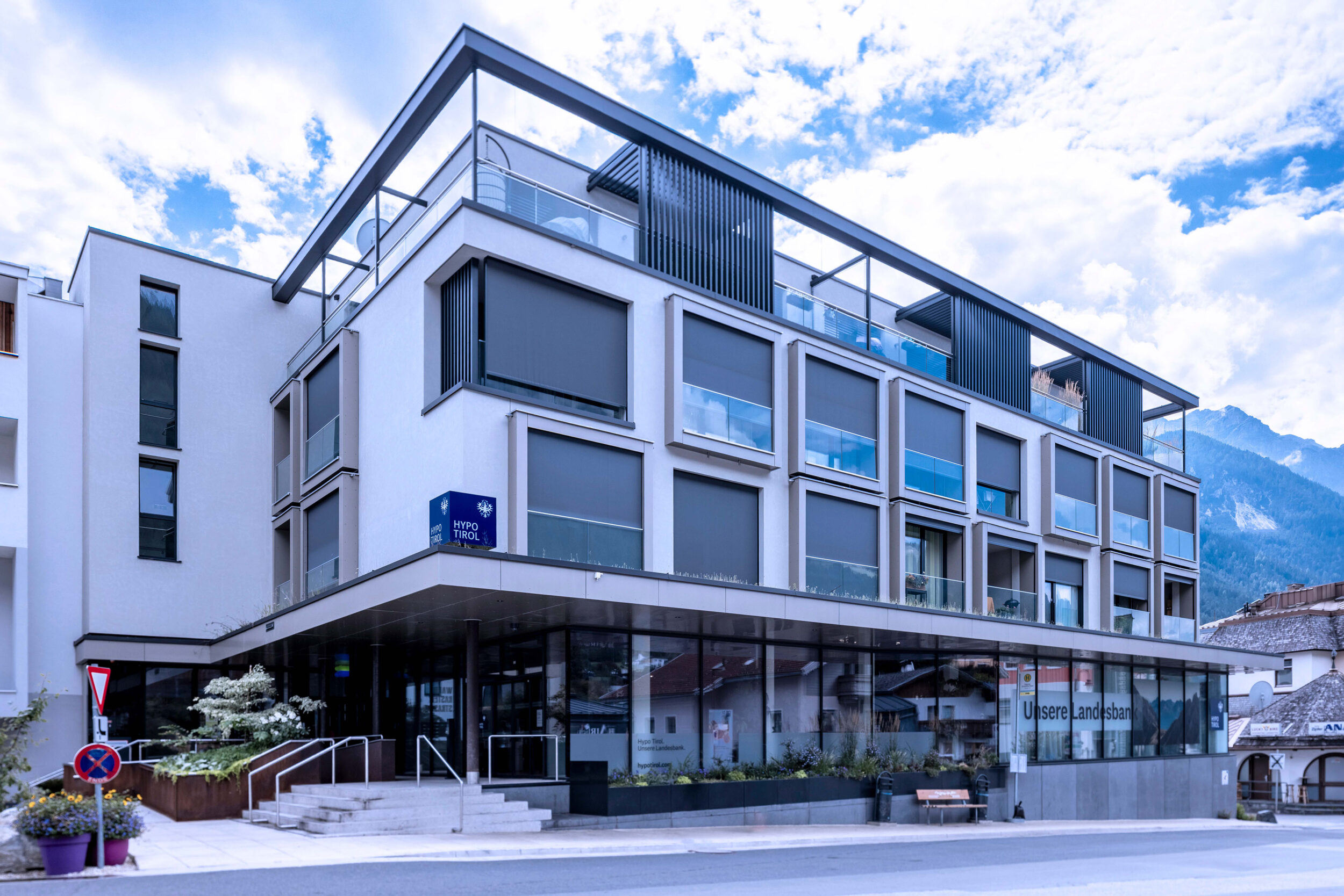Hypo Tirol Geschäftsstelle Stubai mit moderner Fassadengestaltung.