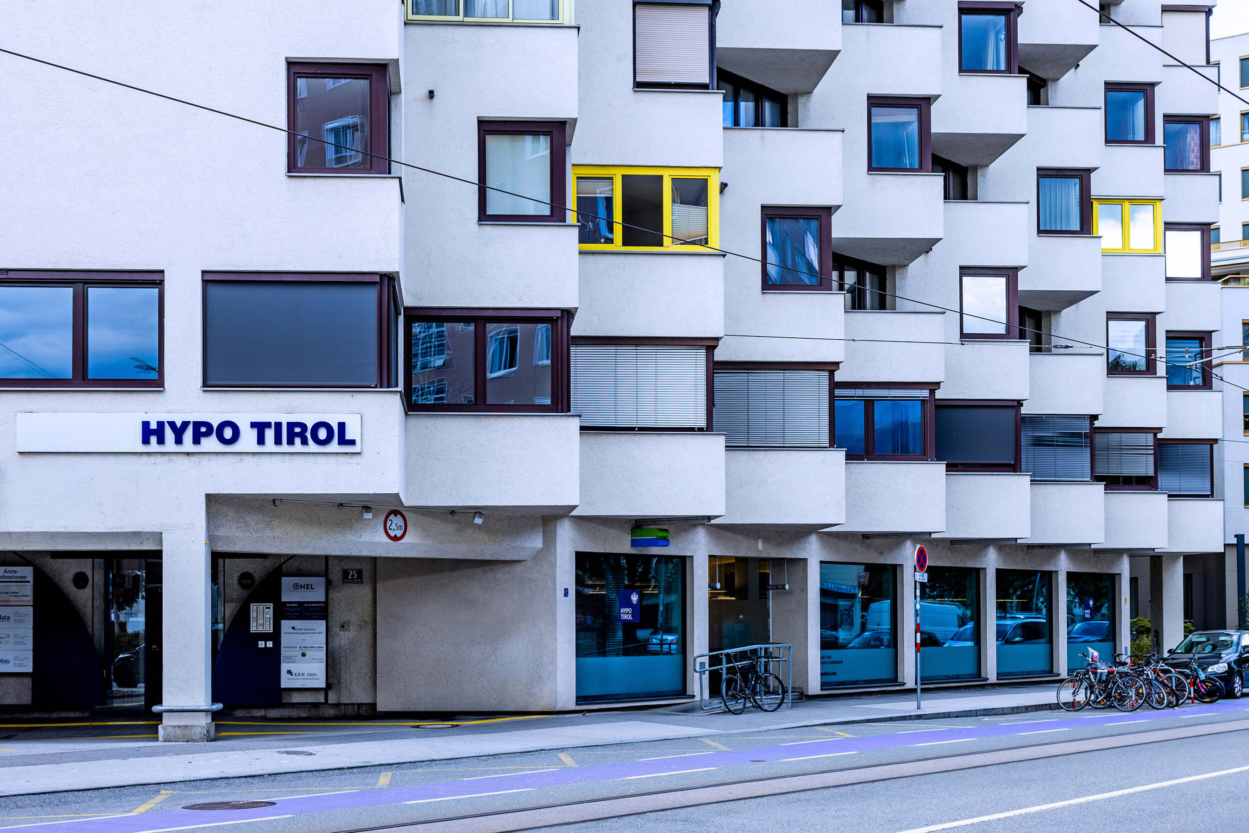 Außenansicht der Hypo Tirol Geschäftsstelle Pradl in Innsbruck.
