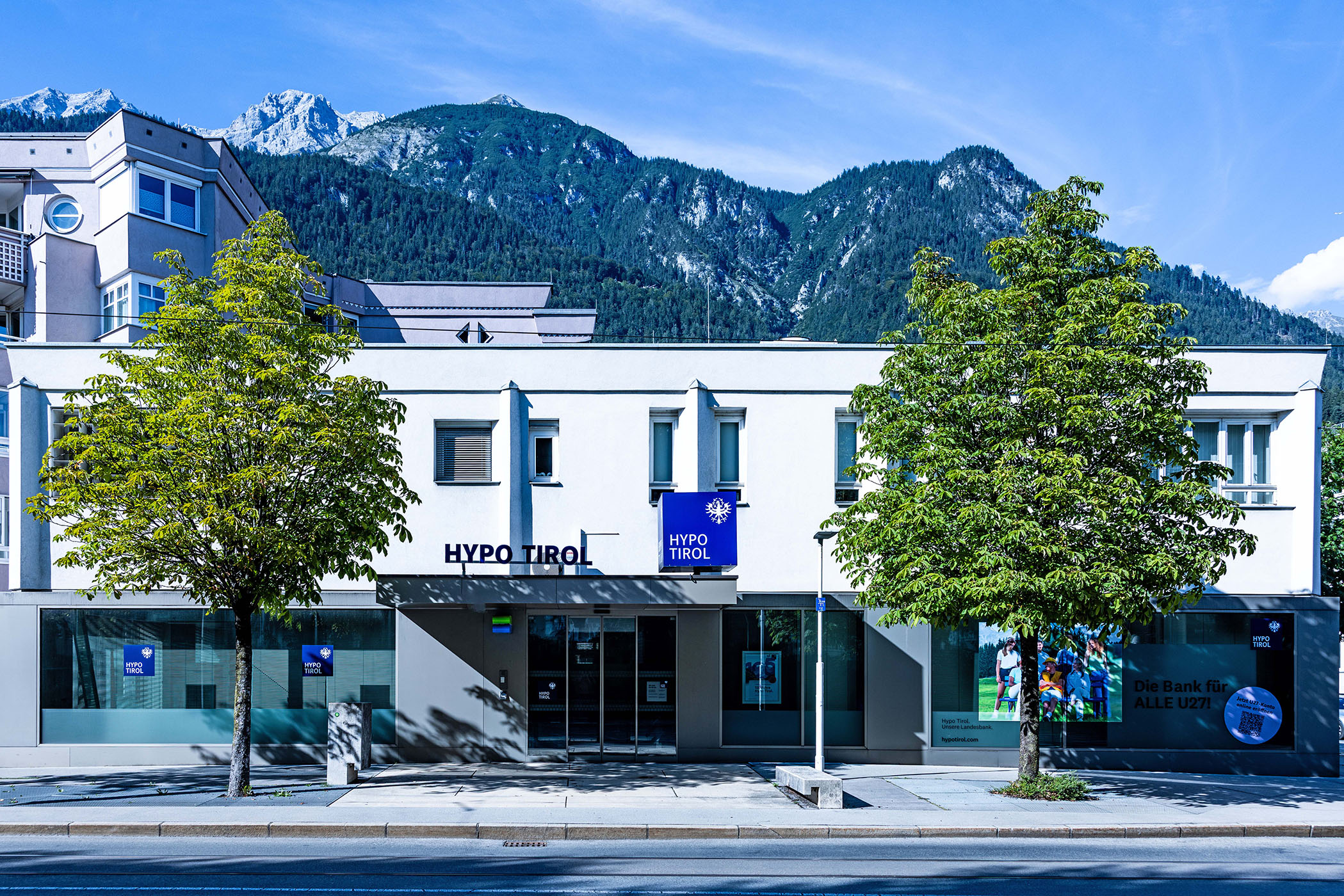 Außenansicht der Hypo Tirol Geschäftsstelle Technik in einem Wohn- und Geschäftshaus.