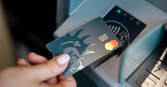 Hypo Debitkarte wird am NFC-Gerät am Bankomaten angelegt.