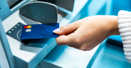 Hypo Debitkarte wird am NFC-Gerät am Bankomaten angelegt.