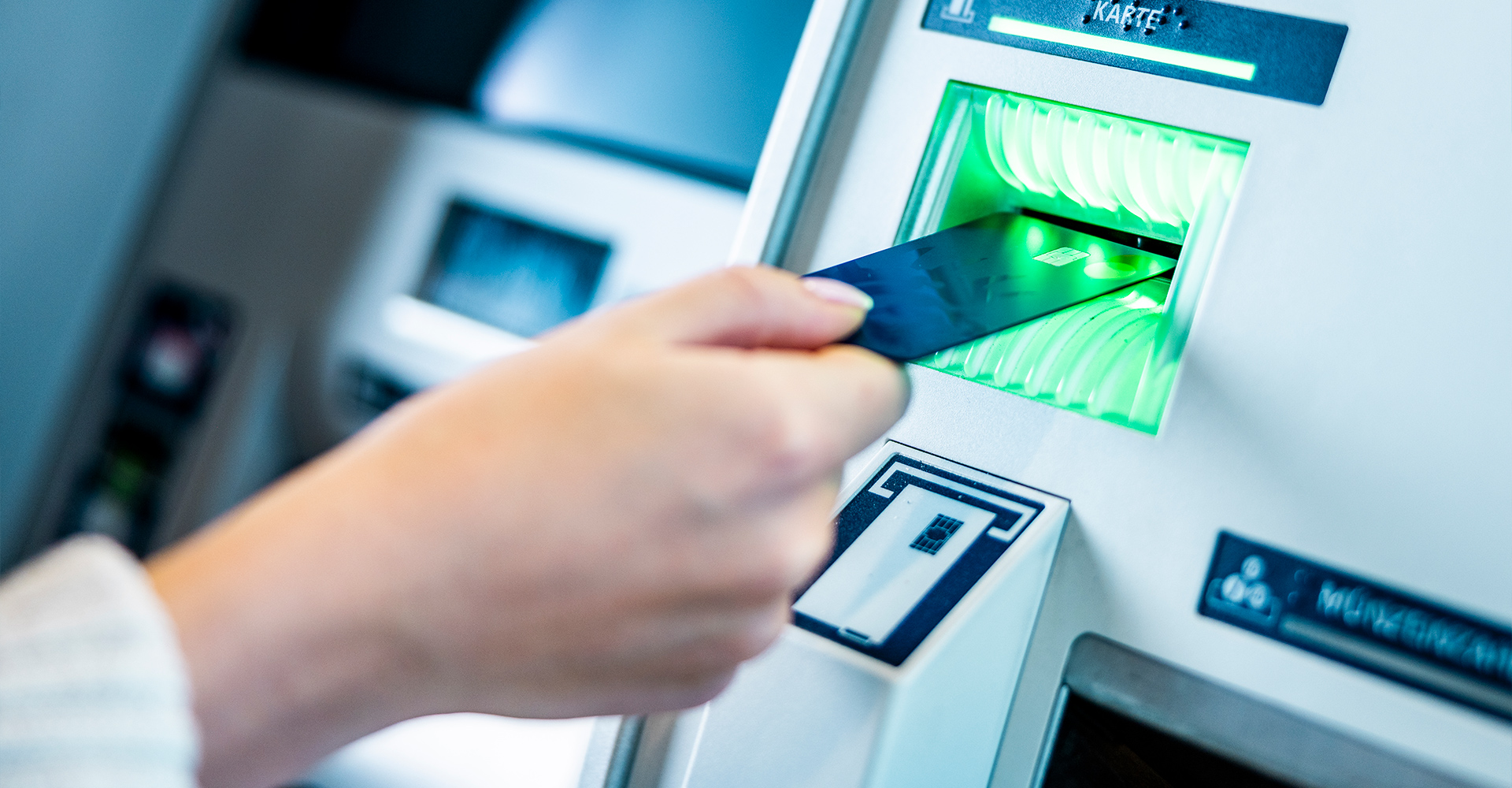 Hypo Debitkarte wird in das Lesegerät eines Bankomaten eingeführt.
