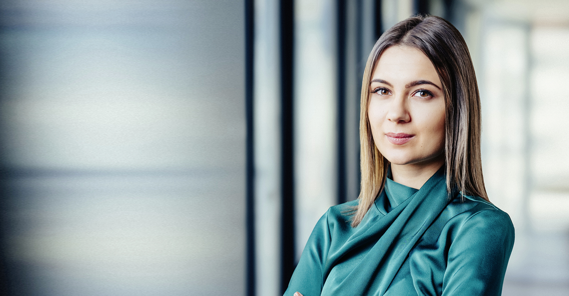 Portrait von Valentina Plachenstainer, Betreuerin im Private Banking in der Hypo Tirol, vor einer Fensterfront