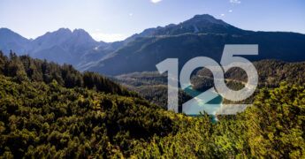 Tiroler Berglandschaft. 125-Schriftzug der Hypo Tirol in weiß