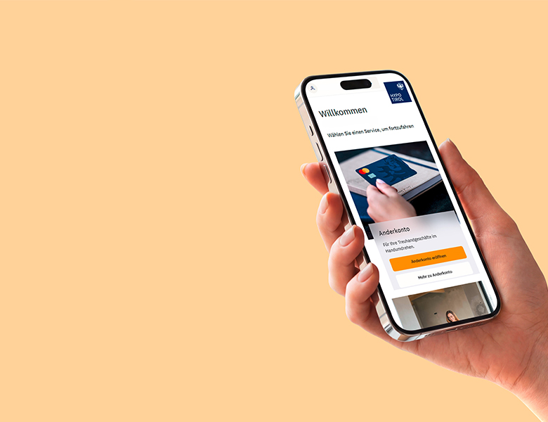 Hand, die ein Smartphone hält, auf dessen Screen man den Startbildschirm der digitalen Services der Hypo Tirol sieht