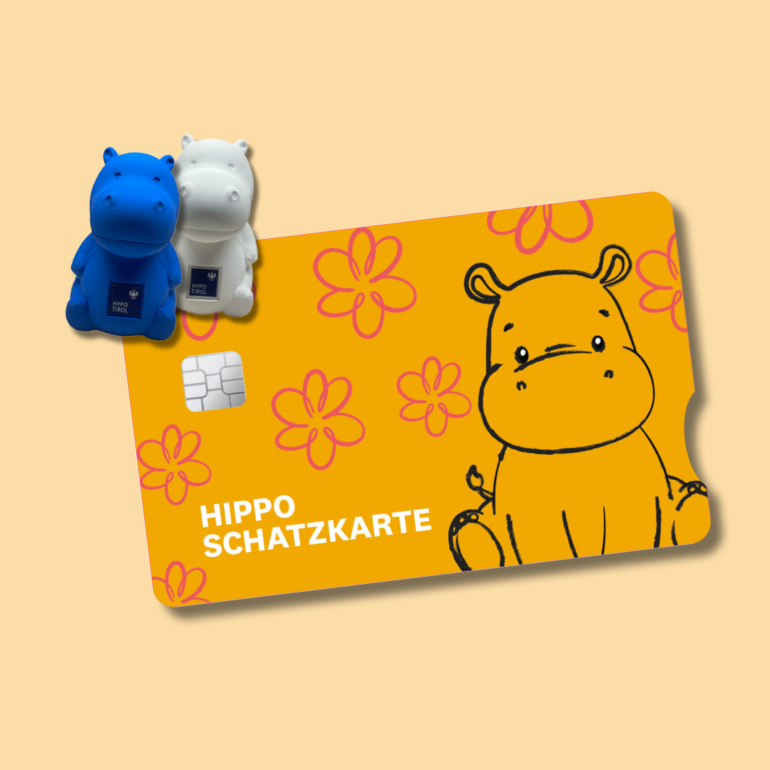 Detailansicht der Hippo Schatzkarte mit zwei kleinen Hippo-Spardosen in blau und weiß auf hellem Hintergrund.