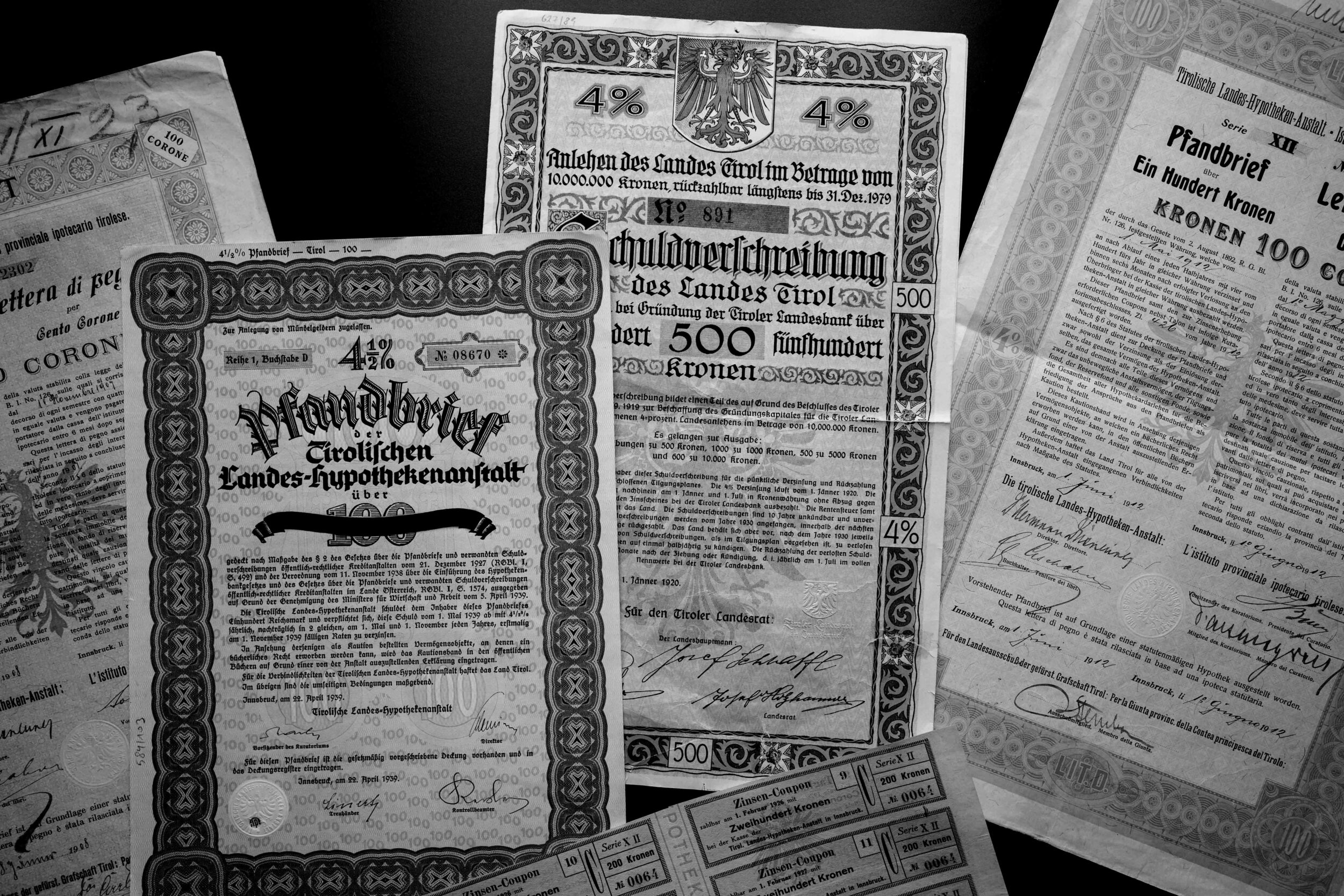 Schwarz-Weiß-Fotografie historischer Pfandbriefe der Tirolischen Landes-Hypothekenanstalt