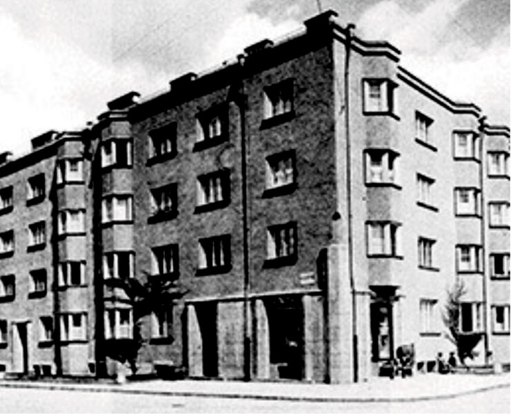 Schwarz-weiß-Fotografie eines mehrstöckigen Wohnblocks