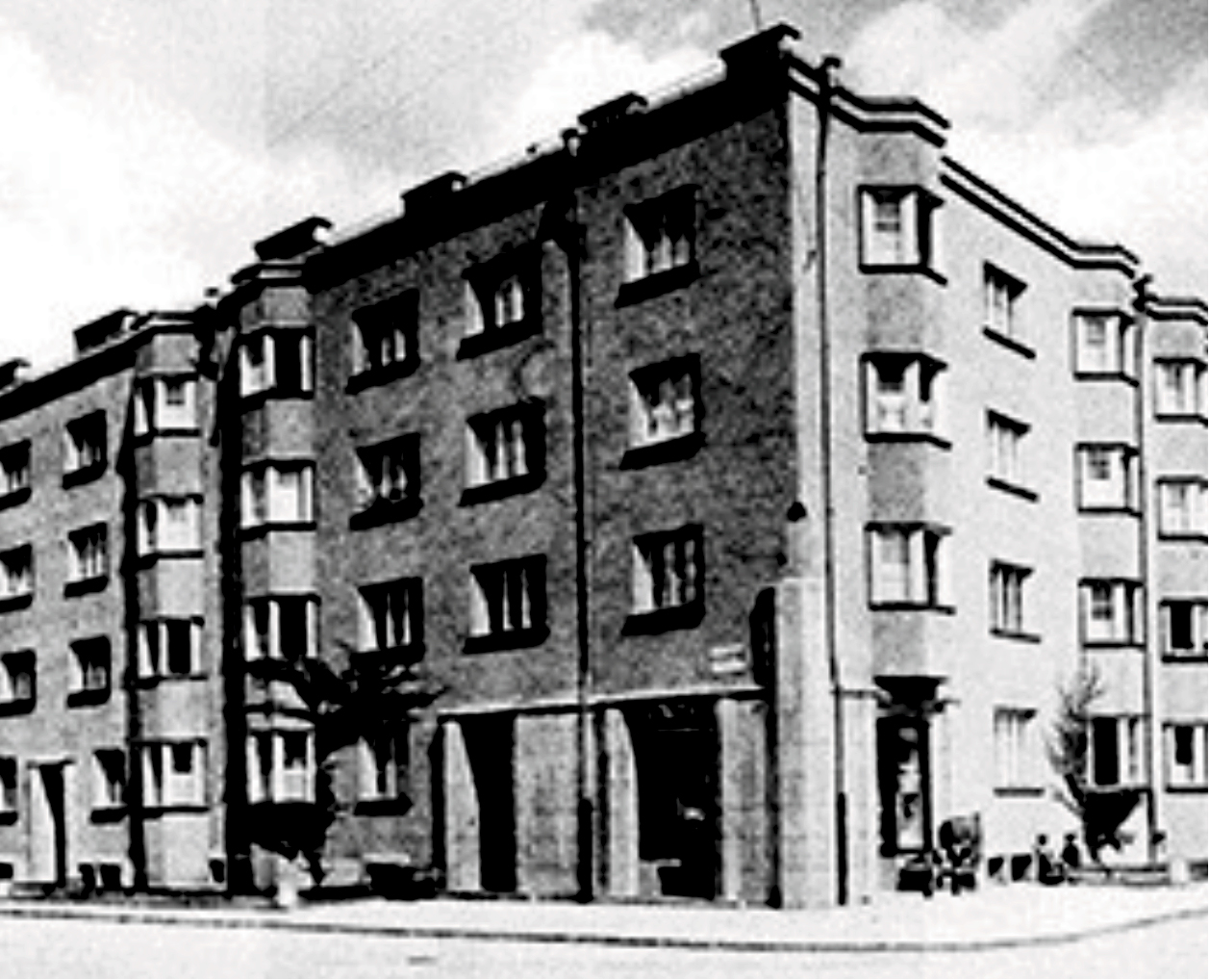 Schwarz-weiß-Fotografie eines mehrstöckigen Wohnblocks