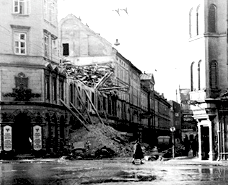 Schwarz-Weiß-Fotografie der von Bomben zerstörten Zentrale der Hypo Tirol