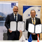 EIB-Vizepräsident Karl Nehammer und Andreas Stadler Vorstand Hypo Tirol Bank bei der Unterzeichnung des EIB Globaldarlehens
