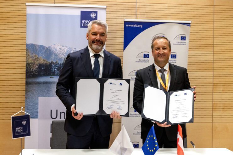 EIB-Vizepräsident Karl Nehammer und Andreas Stadler Vorstand Hypo Tirol Bank bei der Unterzeichnung des EIB Globaldarlehens