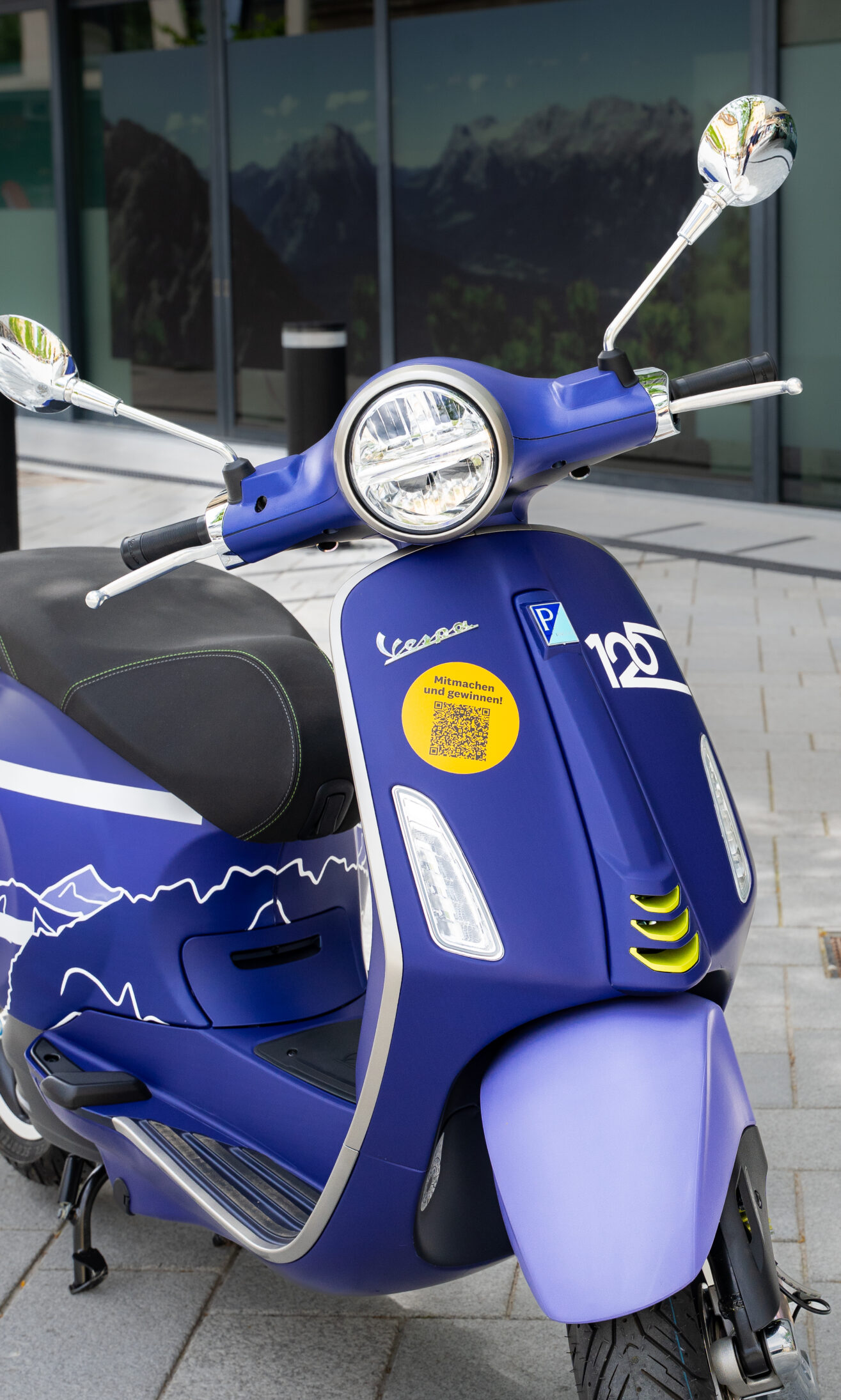 Vespa im 125-Jahr-Jubiläum-Design der Hypo Tirol