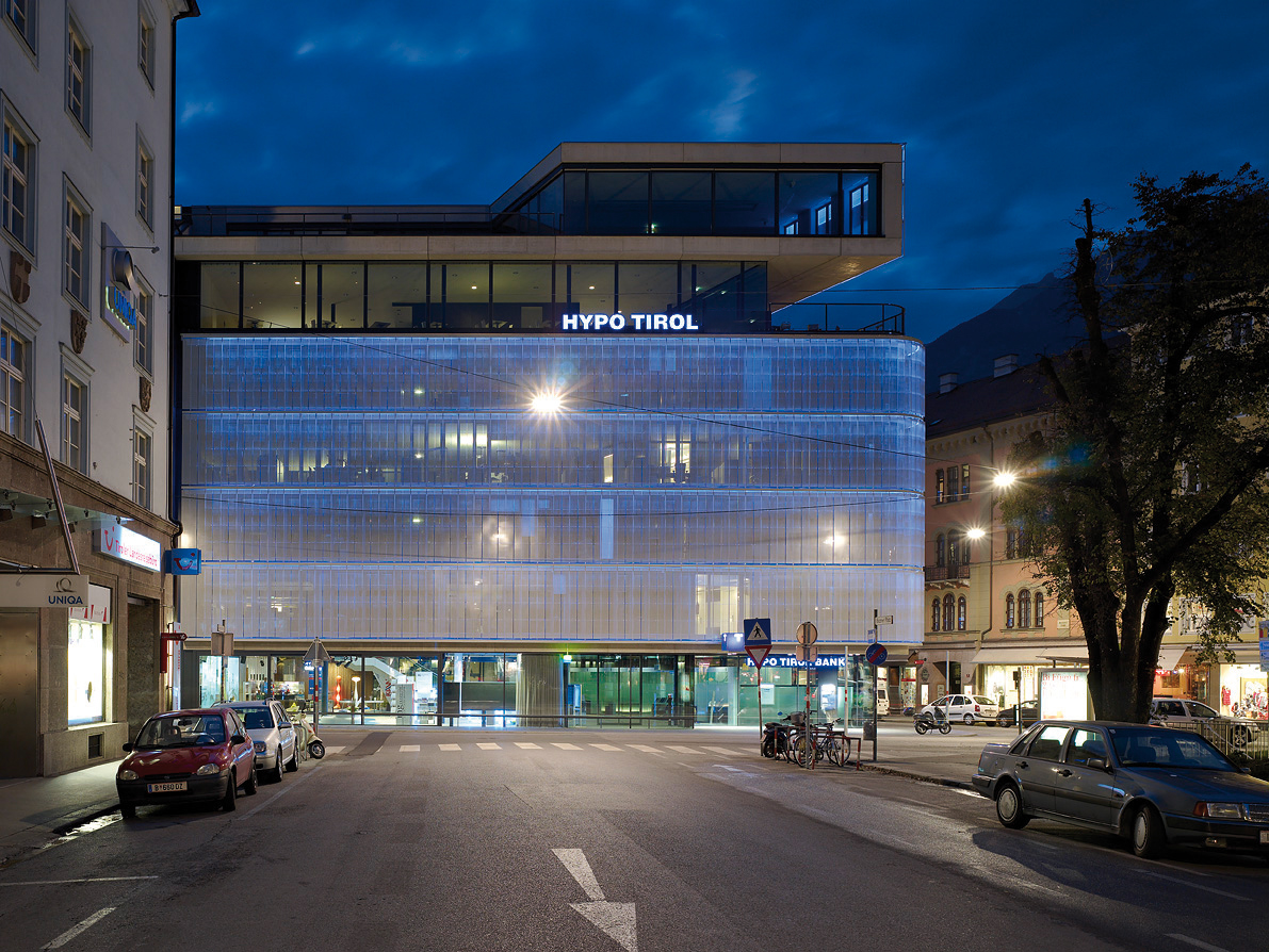 Die Hypo Tirol Zentrale in Innsbruck in der Dämmerung.