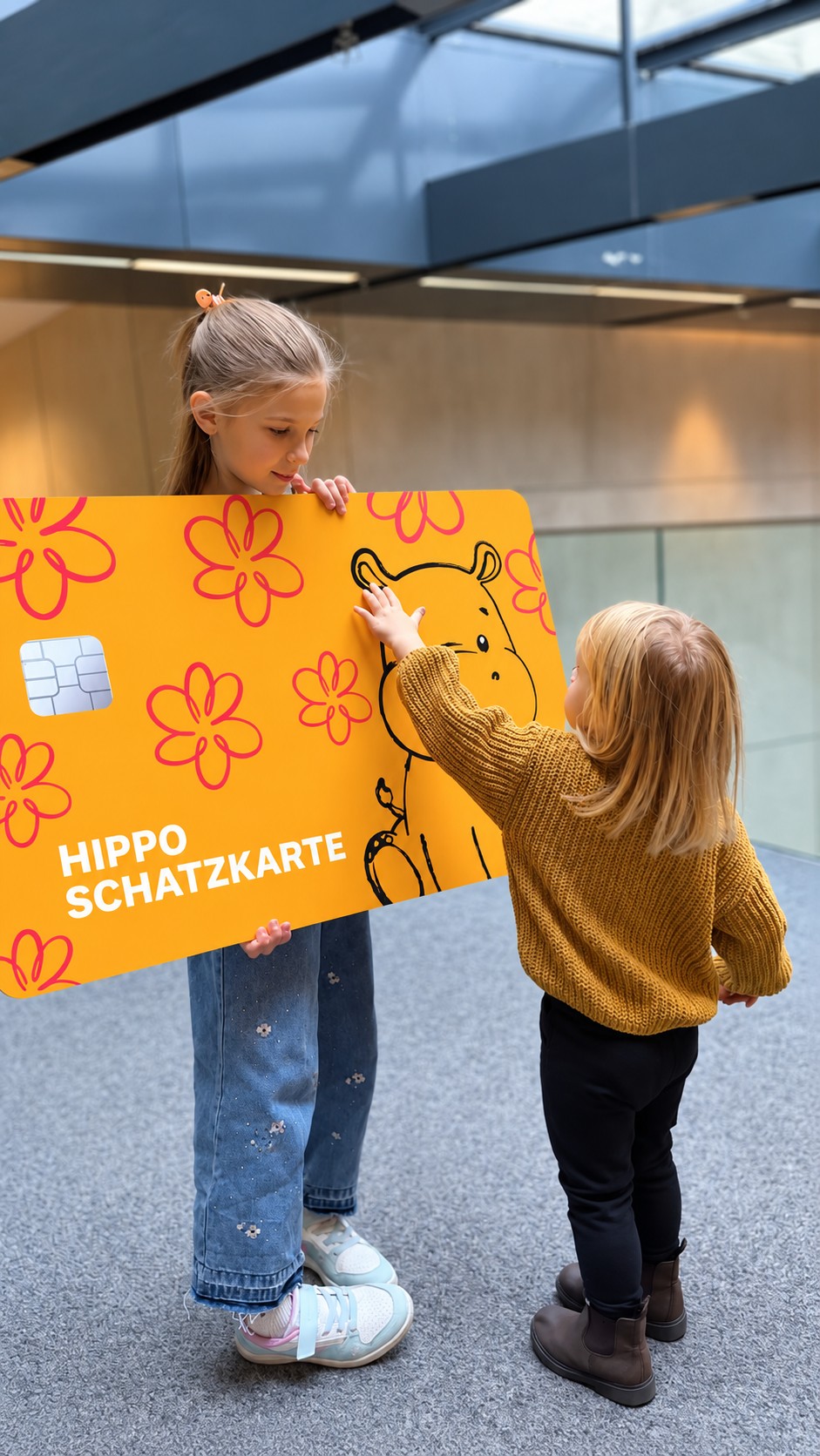 Kind betrachtet eine große Darstellung der orangefarbenen Hippo Schatzkarte.