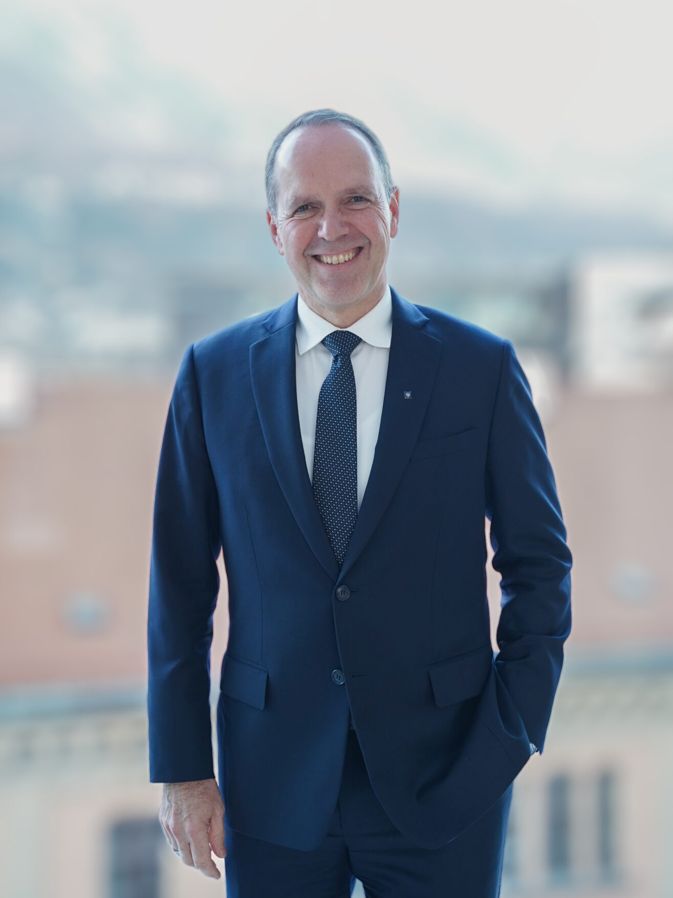 Portrait von  Markus Hildmann MBA, Vorstand Vertrieb & Treasury in der Hypo Tirol Bank, Standort Vorstand