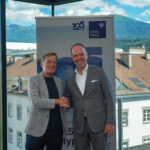 Josef "Sepp" Geisler (Präsident des Tiroler Fussballverbandes) und Markus Hildmann (Vorstand Vertrieb & Treasury Hypo Tirol) vor dem Hypo Tirol Rollup anlässlich der Vertragsunterzeichnung für die Saison 2026/27