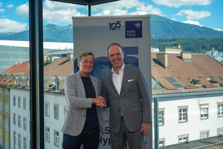 Josef "Sepp" Geisler (Präsident des Tiroler Fussballverbandes) und Markus Hildmann (Vorstand Vertrieb & Treasury Hypo Tirol) vor dem Hypo Tirol Rollup anlässlich der Vertragsunterzeichnung für die Saison 2026/27