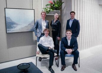 Fünf Mitarbeitende der Hypo Tirol Bank im modernen Empfangsbereich.