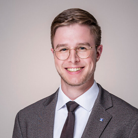 Portrait von  Niklas Böhler , Betreuer Privatkunden in der Hypo Tirol Bank, Standort Privatkunden, Freie Berufe und Private Banking