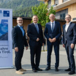 Gruppenfoto beim Tiroler Gemeindetag 2026 (v.l.n.r.: Andreas Pittl (Kundenbetreuer Öffentliche Institutionen Hypo Tirol), Karl-Josef Schubert (Präsident Tiroler Gemeindeverband, Bürgermeister Vomp), Anton Mattle (Landeshauptmann Tirol), Christian Jäger (Bereichsleiter Firmenkunden Hypo Tirol))