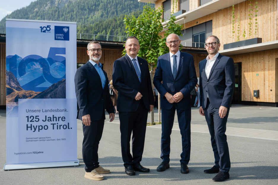 Gruppenfoto beim Tiroler Gemeindetag 2026 (v.l.n.r.: Andreas Pittl (Kundenbetreuer Öffentliche Institutionen Hypo Tirol), Karl-Josef Schubert (Präsident Tiroler Gemeindeverband, Bürgermeister Vomp), Anton Mattle (Landeshauptmann Tirol), Christian Jäger (Bereichsleiter Firmenkunden Hypo Tirol))
