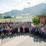 Tiroler Gemeindetag 2026 - Gruppenfoto mit allen Beteiligten vor einer Bergkulisse